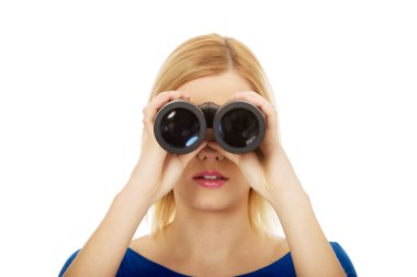 Dürbünlü genç kadın.