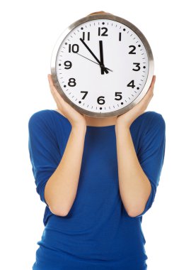 bir saati olan kadın.