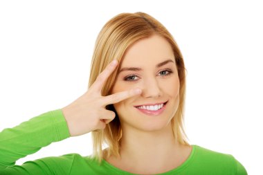 kadın gösteren zafer işareti.