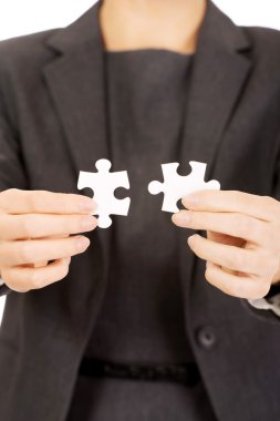 Puzzle parçaları tutan işkadını.