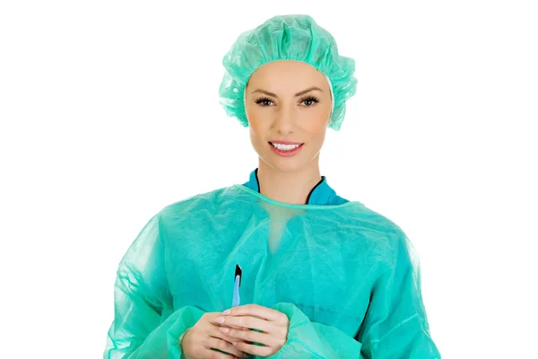 Female doctor with a scalpel. — Stock Photo, Image