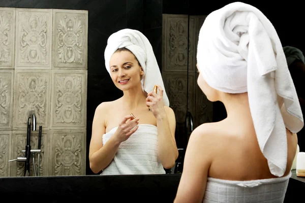 Mulher atraente aplicando parfume . — Fotografia de Stock