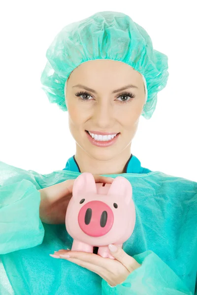 Женщина-врач с розовой копилкой . — стоковое фото