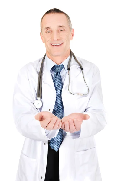 Зрелый врач с открытыми руками — стоковое фото