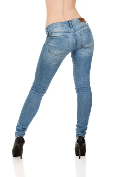 Mujer sin camisa seductora en jeans . —  Fotos de Stock