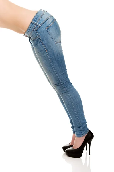 Ženské nohy v botách s vysokým podpatkem. — Stock fotografie