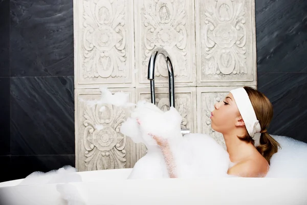 Donna da bagno rilassante nel bagno . — Foto Stock