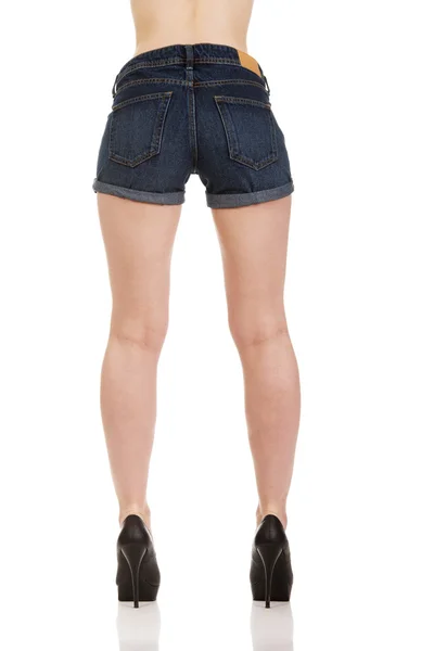 Femme sexy en jeans shorts. — Photo