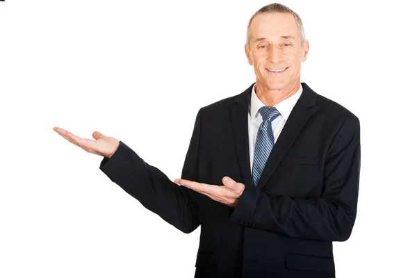 Портрет бізнесмена з вітальним жестом — стокове фото