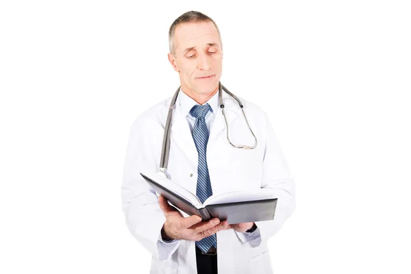 Male doctor holding notebook — Stock Photo, Image