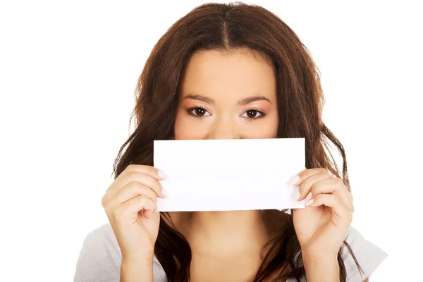 Jovem mulher feliz com papel em branco . — Fotografia de Stock