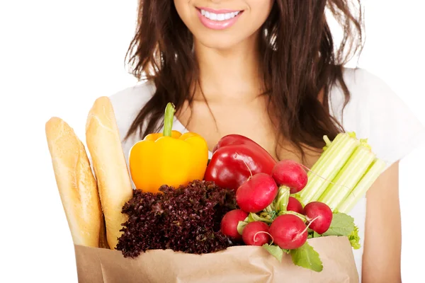 Giovane donna con generi alimentari e verdure . — Foto Stock