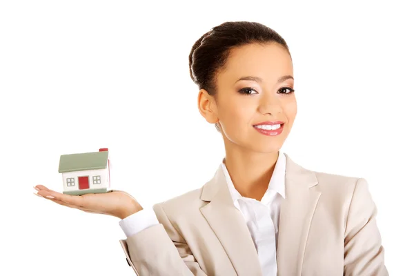 Empresaria sosteniendo pequeña casa en la palma . — Foto de Stock