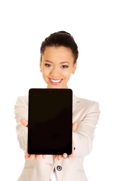 Geschäftsfrau zeigt das Tablet. — Stockfoto