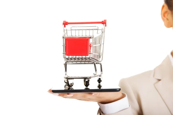 Empresária com carrinho de compras e tablet . — Fotografia de Stock