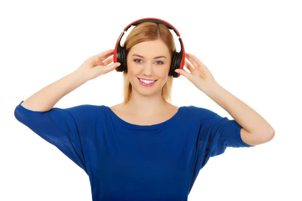 Kobieta w słuchawki słuchać muzyki. — Zdjęcie stockowe