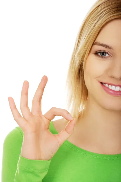 Frau zeigt perfektes Zeichen. — Stockfoto