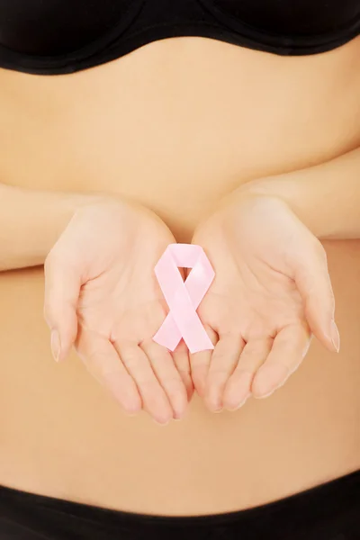 Mujer sosteniendo cinta rosa de cáncer de mama . — Foto de Stock