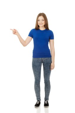 Gülümseyen genç kadın bir kenara işaret.