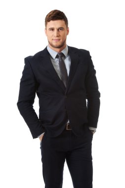 Elleri ceplerinde başarılı iş adamı.