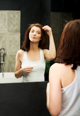 kadın onun güzelliği dikkat çekmek.