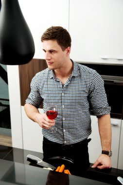 Adam onun kadehinin mutfak ile.