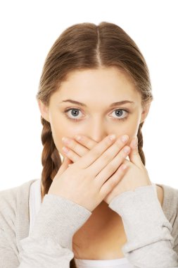 genç kadın ağzını kapsayan.