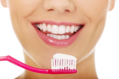 Diş fırçası olan kadın..