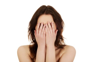 Yüzünü kapatan kadın..