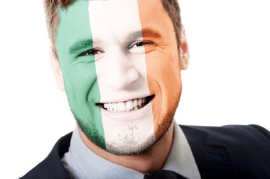 İrlanda bayrağı yüzündeki mutlu adam.