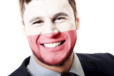 Polonya bayrağı yüzündeki mutlu adam.