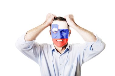 Olgun adamla yüz Slovenya bayrağı.