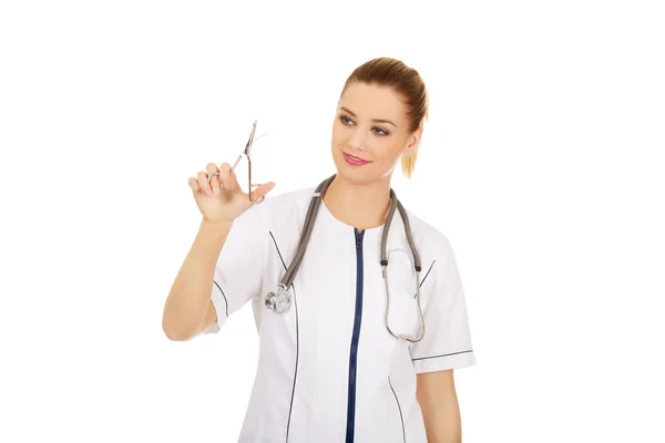 Médico mulher segurando tesoura . — Fotografia de Stock