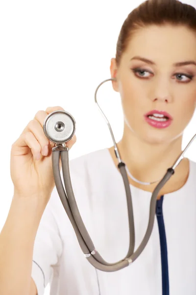 Vrouwelijke arts met stethoscoop. — Stockfoto