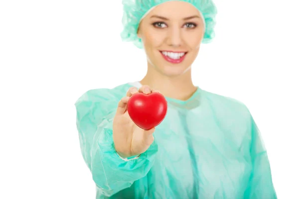 Médico mulher segurando coração . — Fotografia de Stock