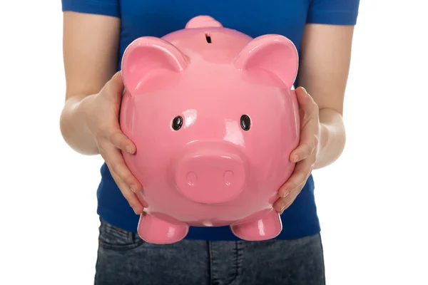 Mulher adolescente segurando piggybank . — Fotografia de Stock