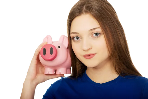 10 代の女性持株 piggybank. — ストック写真