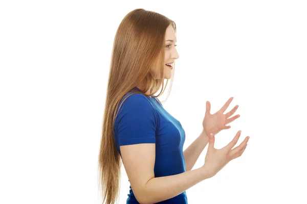 Frustrada jovem mulher gritando . — Fotografia de Stock