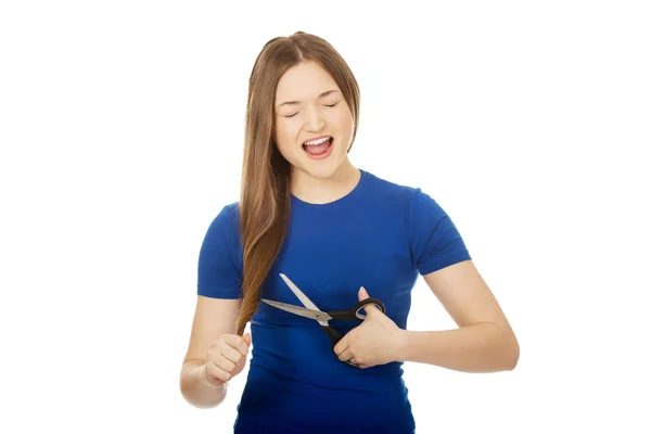 Adolescente enojada cortándose el pelo . — Foto de Stock