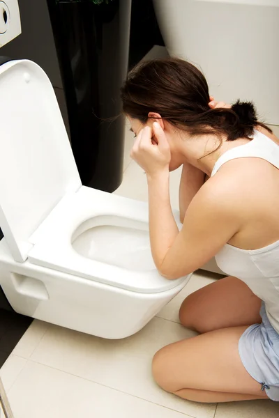 Mujer vomitando en baño . — Foto de Stock