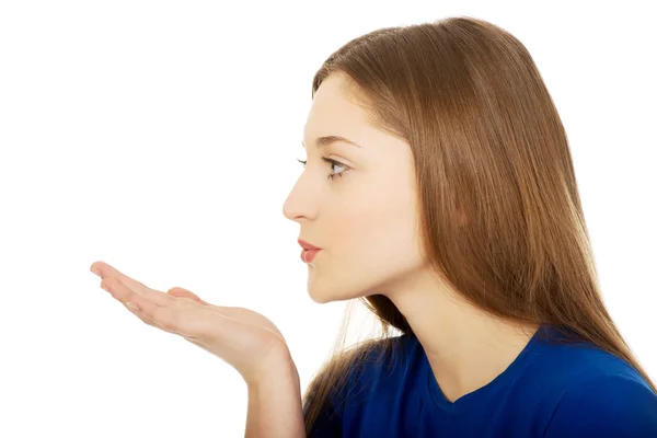 Beautiful young woman blowing a kiss. — Stock Photo, Image