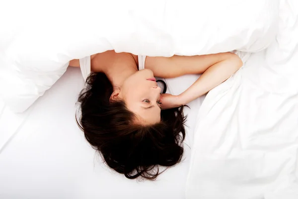 침대에서 자는 여자. — 스톡 사진