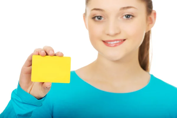 Fiatal nő kezében papír kártya. — Stock Fotó
