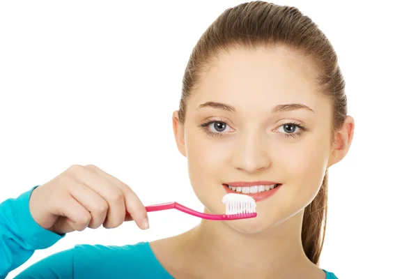Dişlerini fırçalayan genç bir kadın. — Stok fotoğraf
