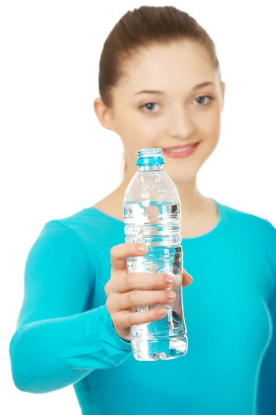 Schöne Frau mit Flasche Mineralwasser. — Stockfoto