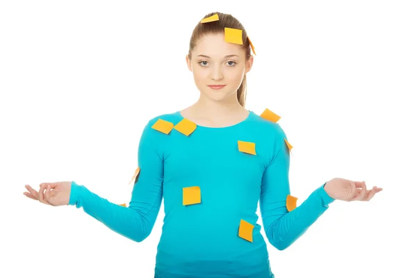 Junge Frau mit Post-it-Zetteln bedeckt. — Stockfoto