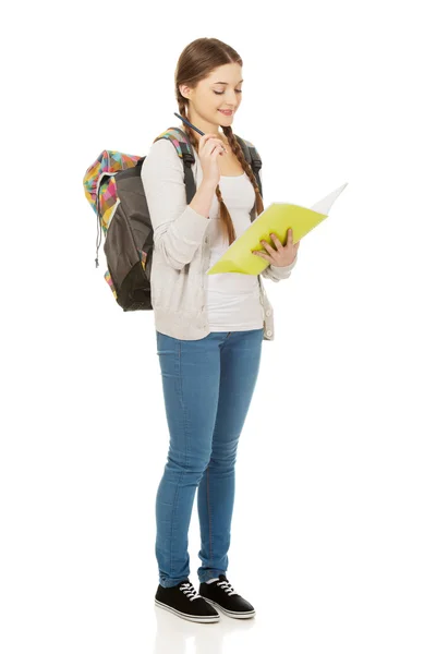 Nachdenklicher Teenager mit Schulrucksack. — Stockfoto