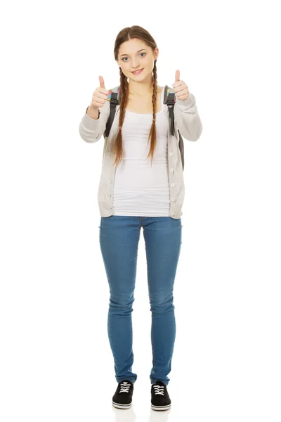 Adolescente com mochila e polegares para cima . — Fotografia de Stock