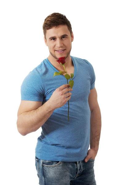 Schöner Mann mit roter Rose. — Stockfoto