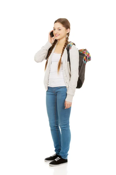 Adolescente com mochila com telefone celular . — Fotografia de Stock